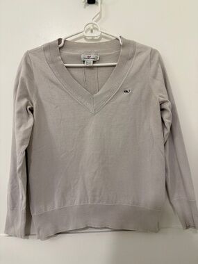 Vineyard Vines Women's V-Neck Sweater in Light Taupe. Small